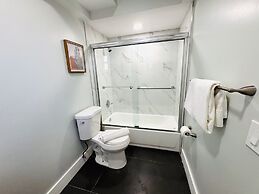 Bayview Regency Apartments By Lowkl