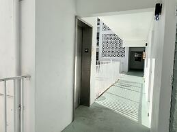 Bayview Regency Apartments By Lowkl