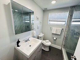 Bayview Regency Apartments By Lowkl