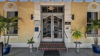 Nine20 Collins Apartments by Lowkl