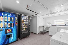 Nine20 Collins Apartments by Lowkl