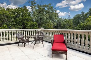 Historic Cotton Mansion Duluth Boutique Hotel