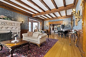 Historic Cotton Mansion Duluth Boutique Hotel
