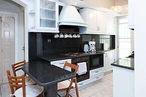 Brand new apt in central Athens