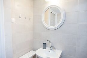 Brand new apt in central Athens