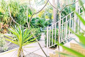 Galleria Apartments by Lowkl