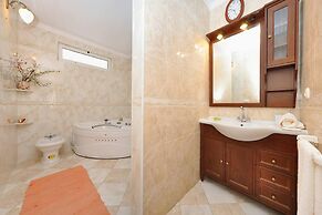 Villa Belezza With Pool, Split - Kastel Gomilica