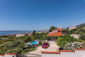 Villa Belezza With Pool, Split - Kastel Gomilica
