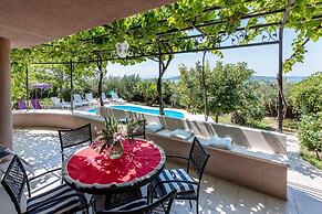 Villa Belezza With Pool, Split - Kastel Gomilica