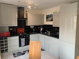 Lovely 2-bed Apartment in Wallasey, Sleeps 4