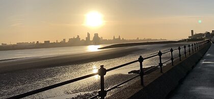 Lovely 2-bed Apartment in Wallasey, Sleeps 4