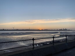 Lovely 2-bed Apartment in Wallasey, Sleeps 4