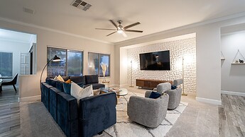 Desert Queen 4 Bedroom Home by RedAwning