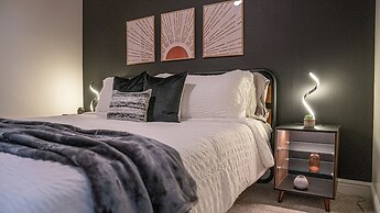 Desert Queen 4 Bedroom Home by RedAwning