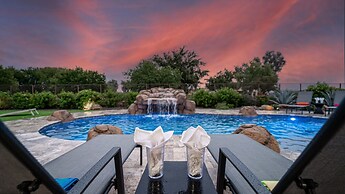 Desert Queen 4 Bedroom Home by RedAwning