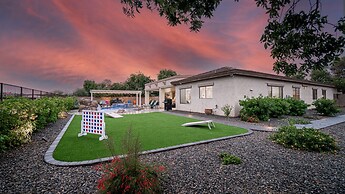 Desert Queen 4 Bedroom Home by RedAwning