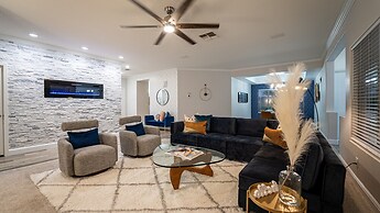 Desert Queen 4 Bedroom Home by RedAwning