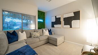 Desert Queen 4 Bedroom Home by RedAwning