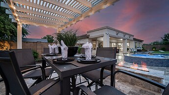 Desert Queen 4 Bedroom Home by RedAwning
