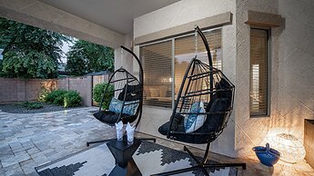 Desert Queen 4 Bedroom Home by RedAwning