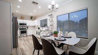 Desert Queen 4 Bedroom Home by RedAwning