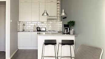 2ndhomes Central 1BR Top Floor Home