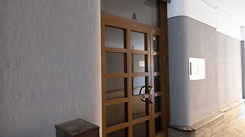 2ndhomes Central 1BR Top Floor Home