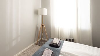 2ndhomes Central 1BR Top Floor Home