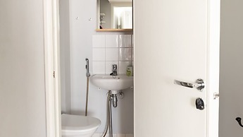 2ndhomes Central 1BR Top Floor Home