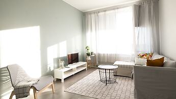 2ndhomes Central 1BR Top Floor Home