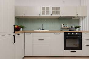 Warsaw Apartment Celownicza by Renters