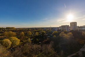 Warsaw Apartment Celownicza by Renters