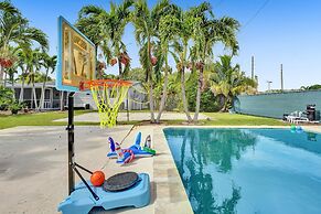 Casa Lago Waterfront Home & Pool Near Hard Rock Casino