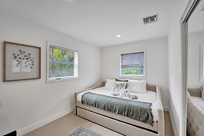 Casa Lago Waterfront Home & Pool Near Hard Rock Casino