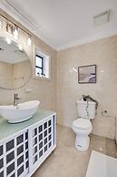 Casa Lago Waterfront Home & Pool Near Hard Rock Casino