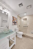 Casa Lago Waterfront Home & Pool Near Hard Rock Casino