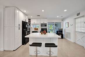 Casa Lago Waterfront Home & Pool Near Hard Rock Casino