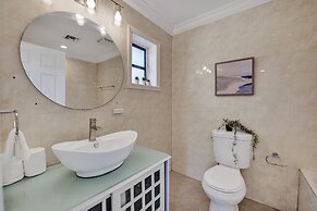 Casa Lago Waterfront Home & Pool Near Hard Rock Casino