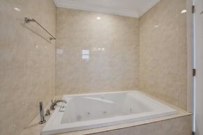 Casa Lago Waterfront Home & Pool Near Hard Rock Casino