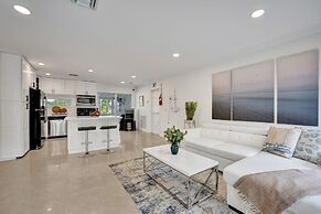 Casa Lago Waterfront Home & Pool Near Hard Rock Casino