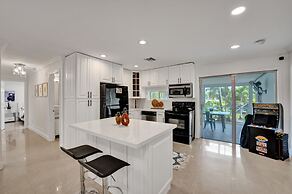 Casa Lago Waterfront Home & Pool Near Hard Rock Casino