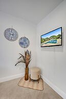 Casa Lago Waterfront Home & Pool Near Hard Rock Casino