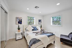 Casa Lago Waterfront Home & Pool Near Hard Rock Casino