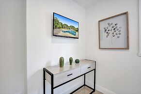 Casa Lago Waterfront Home & Pool Near Hard Rock Casino