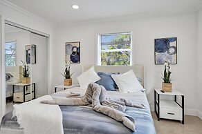 Casa Lago Waterfront Home & Pool Near Hard Rock Casino