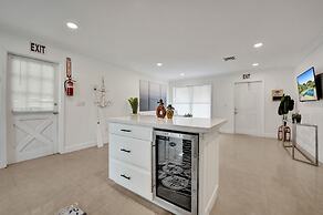 Casa Lago Waterfront Home & Pool Near Hard Rock Casino