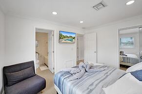 Casa Lago Waterfront Home & Pool Near Hard Rock Casino