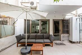 Sleek and Central Flat With Backyard in Besiktas