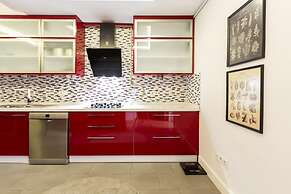 Sleek and Central Flat With Backyard in Besiktas