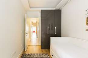 Sleek and Central Flat With Backyard in Besiktas